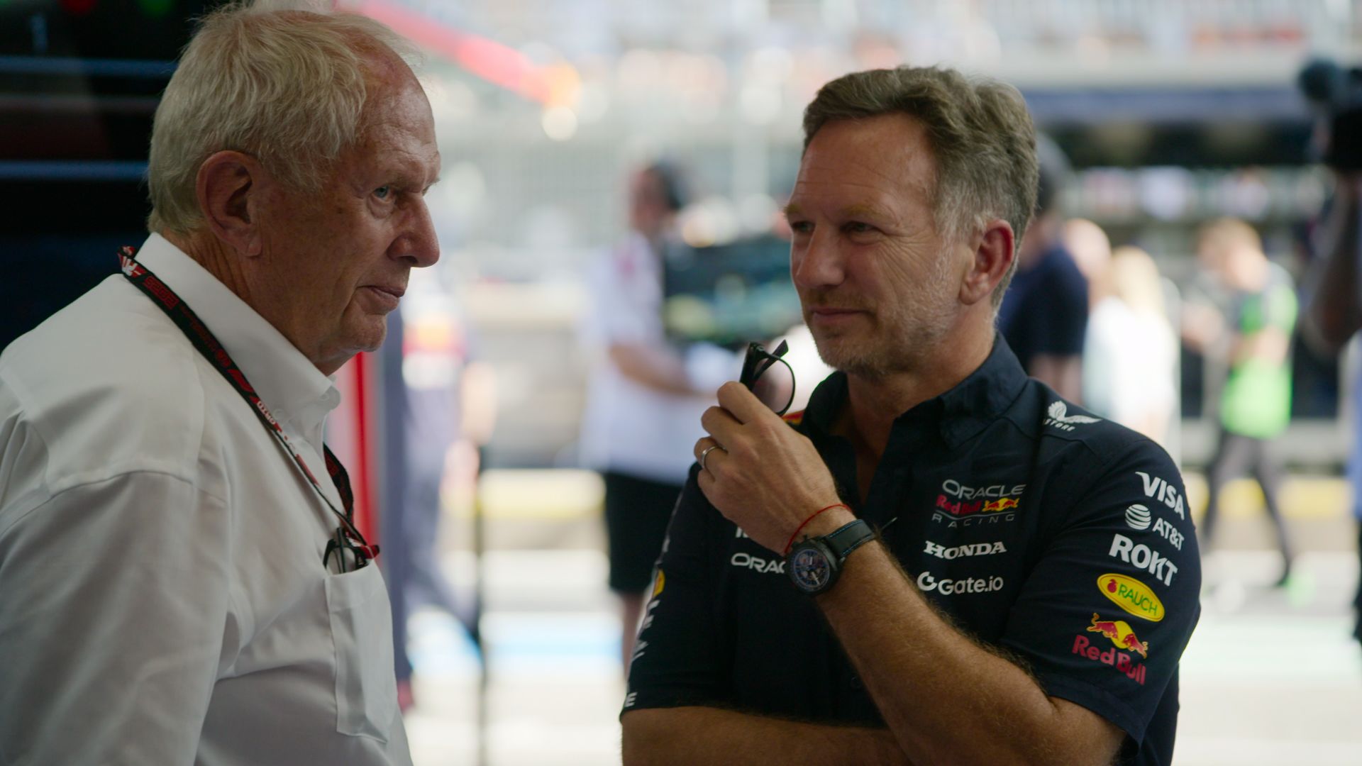 Helmut Marko och Christian Horner i F1-paddocken under Drive to Survive-inspelning