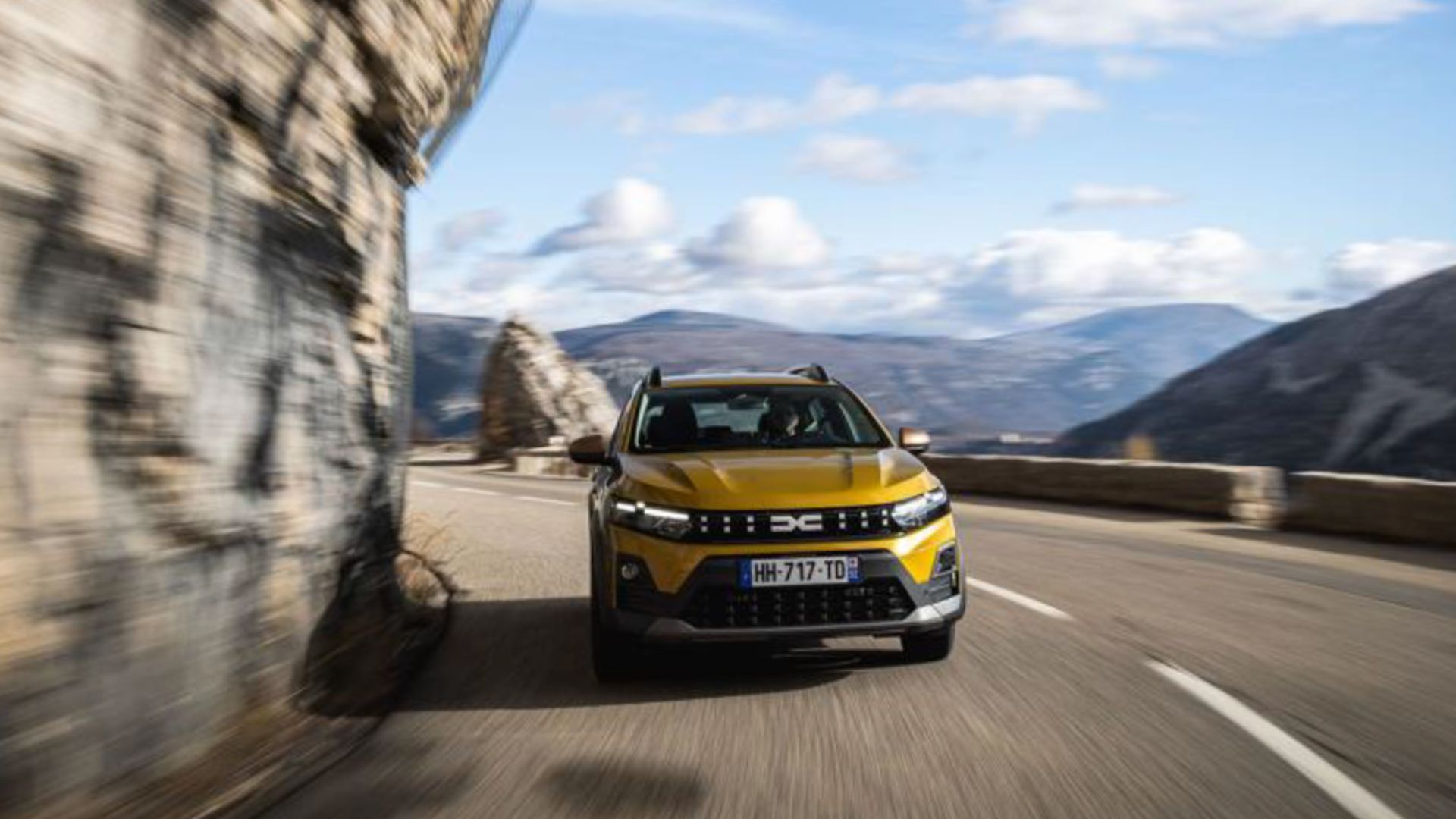 Gul Dacia Sandero Stepway 2026 framifrån på bergsväg