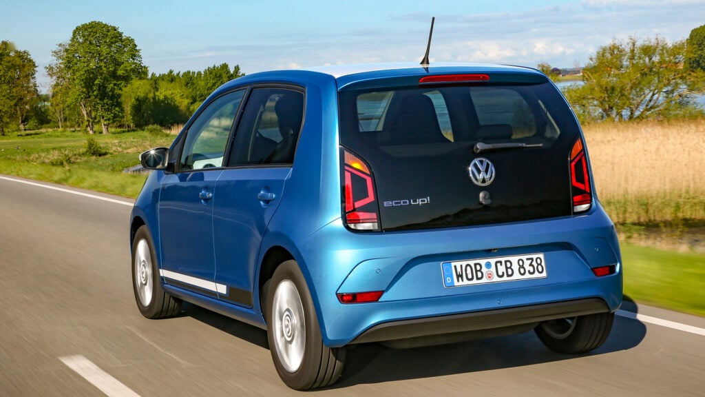 Blå Volkswagen Eco Up bakifrån