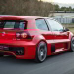 Röd Volkswagen Golf GTI W12-650 på bana