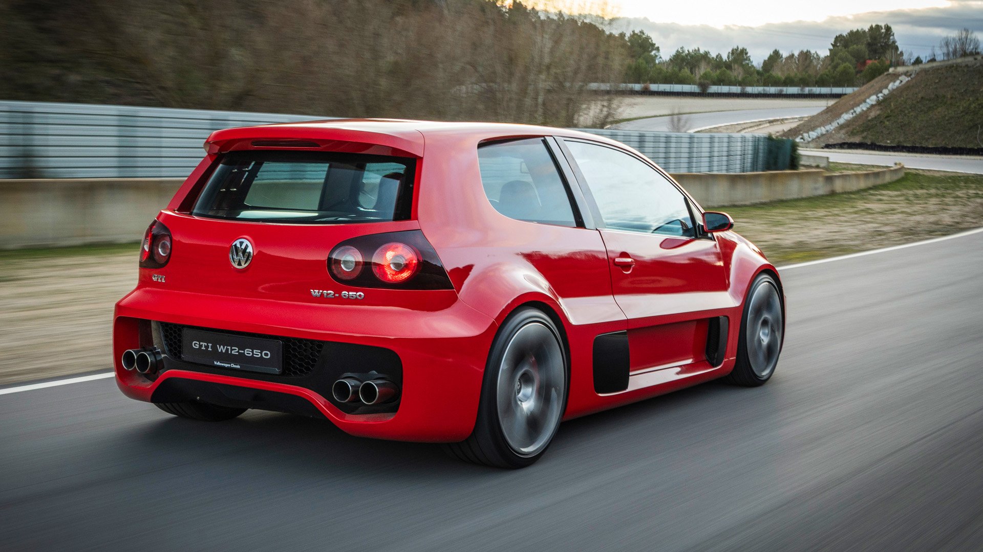 Röd Volkswagen Golf GTI W12-650 på bana