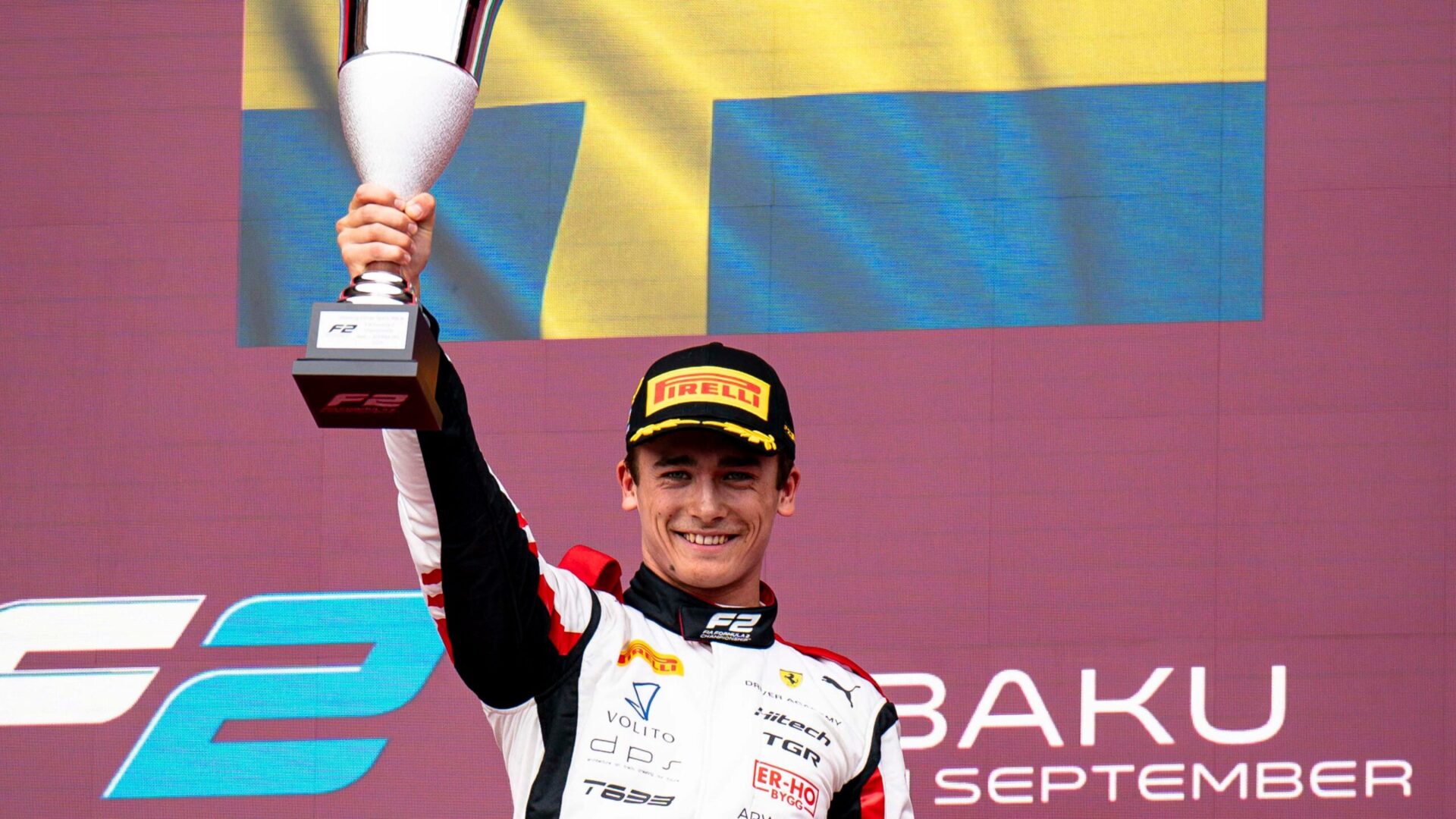 Dino Beganovic håller upp en prispokal efter ett F2-race i Baku 2025.