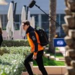 Oscar Piastri filmas av Drive to Survive-teamet i F1-paddocken i Bahrain