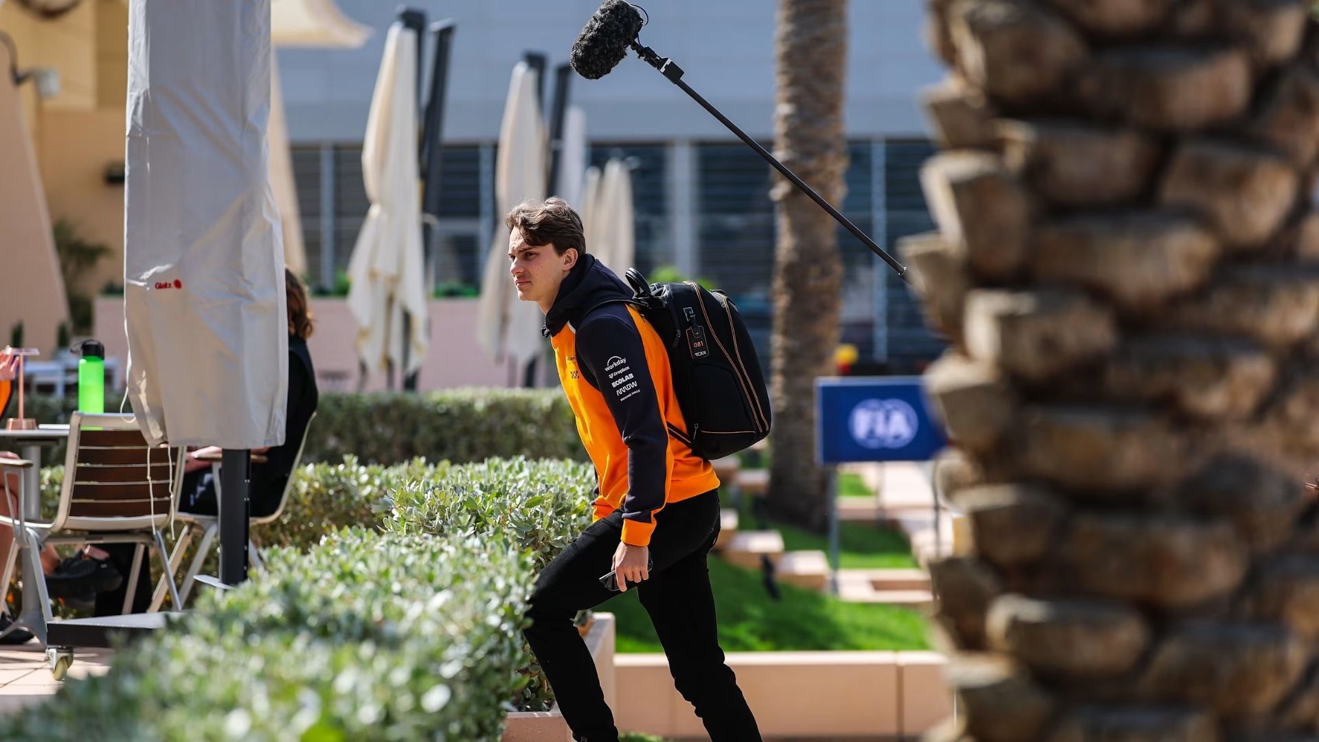 Oscar Piastri filmas av Drive to Survive-teamet i F1-paddocken i Bahrain