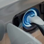 Laddkabel ansluten till elbil – effektavgiften gör det viktigt att ladda vid rätt tidpunkt