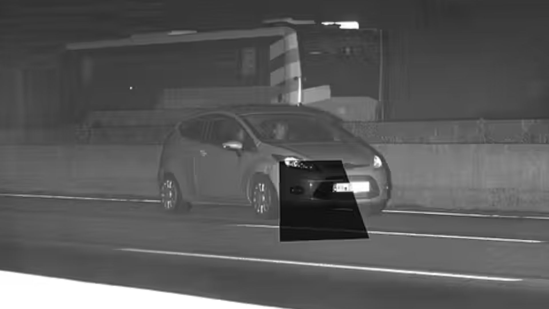 Ford personbil fotograferad av fartkamera på tysk motorväg