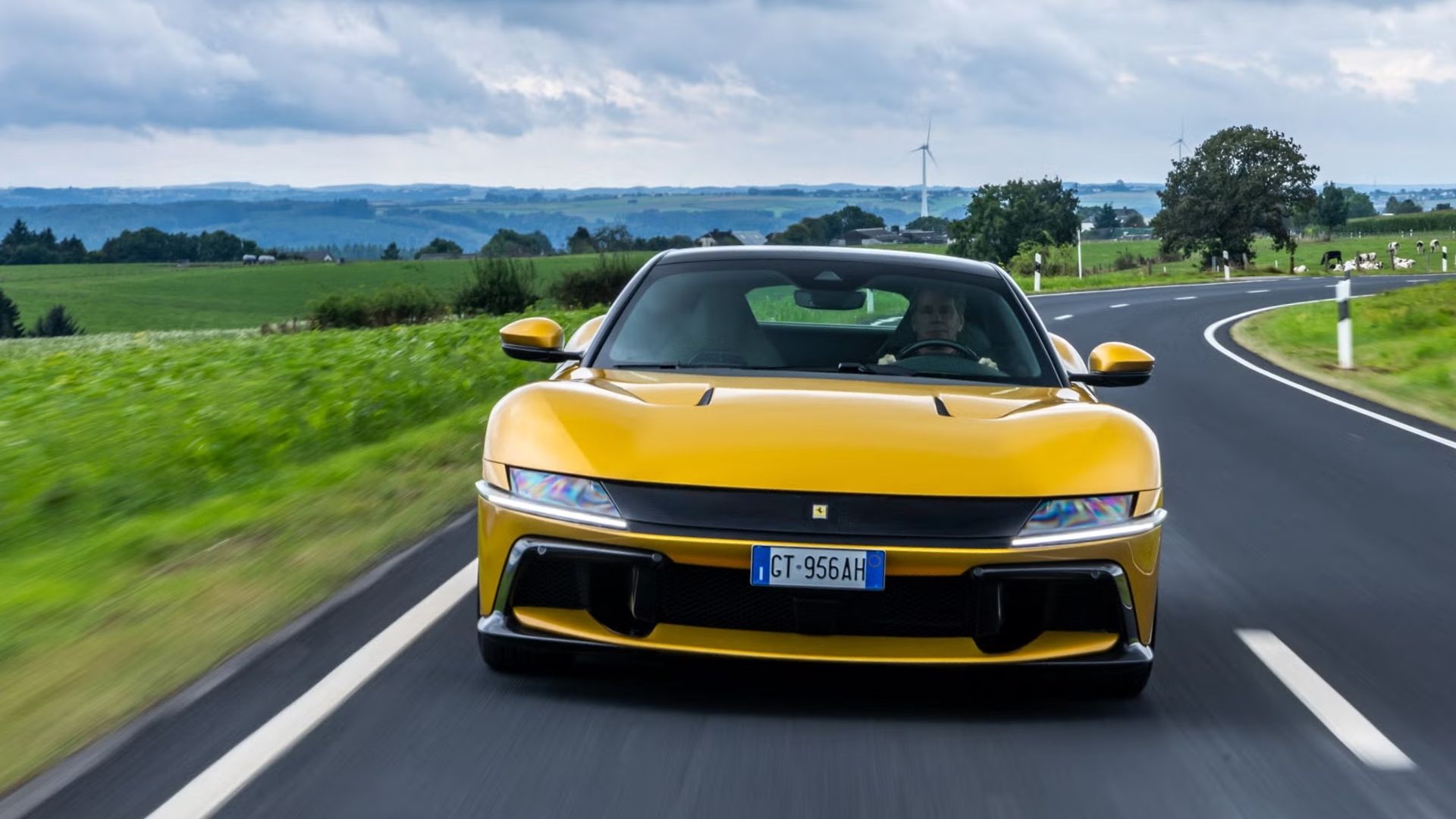 Gul Ferrari 12Cilindri framifrån på landsväg