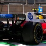 Ferrari SF-26 bakifrån med aktiv bakvinge under F1-testningen i Bahrain 2026