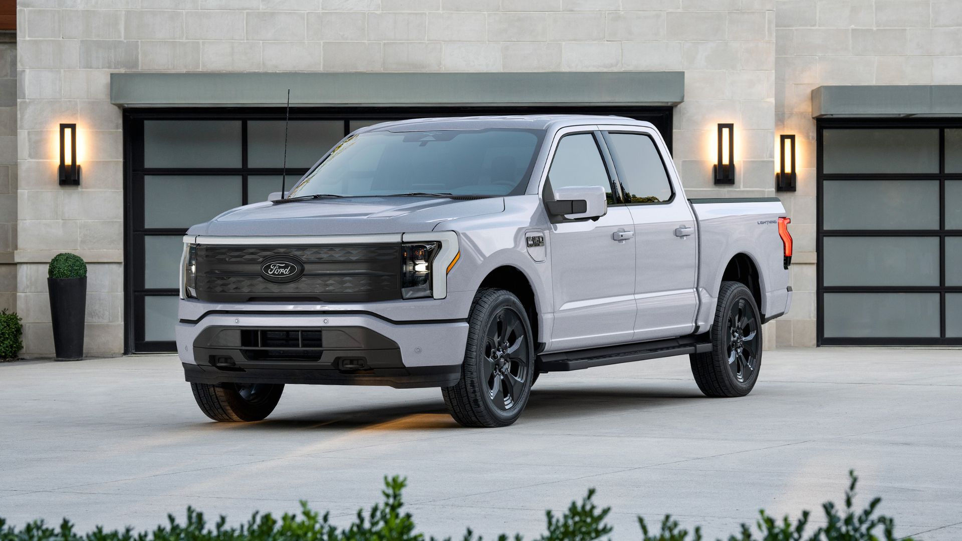 Ford F-150 Lightning parkerad utanför garage