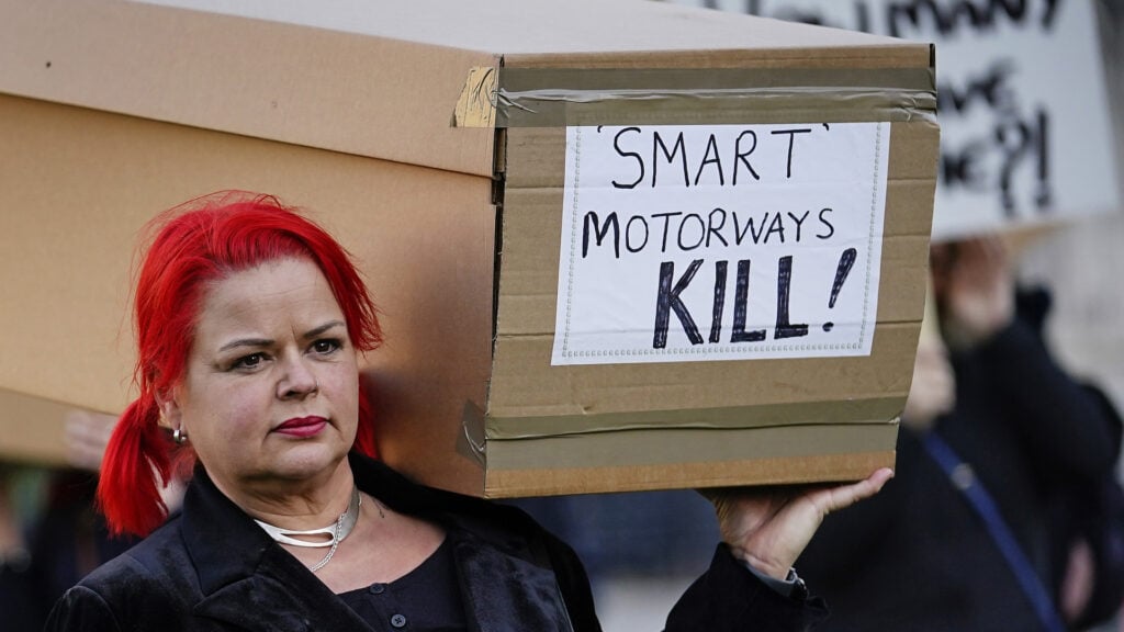 demonstrant som protesterar mot smarta motorvägar