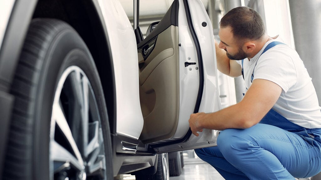 Man kontrollerar bildörr