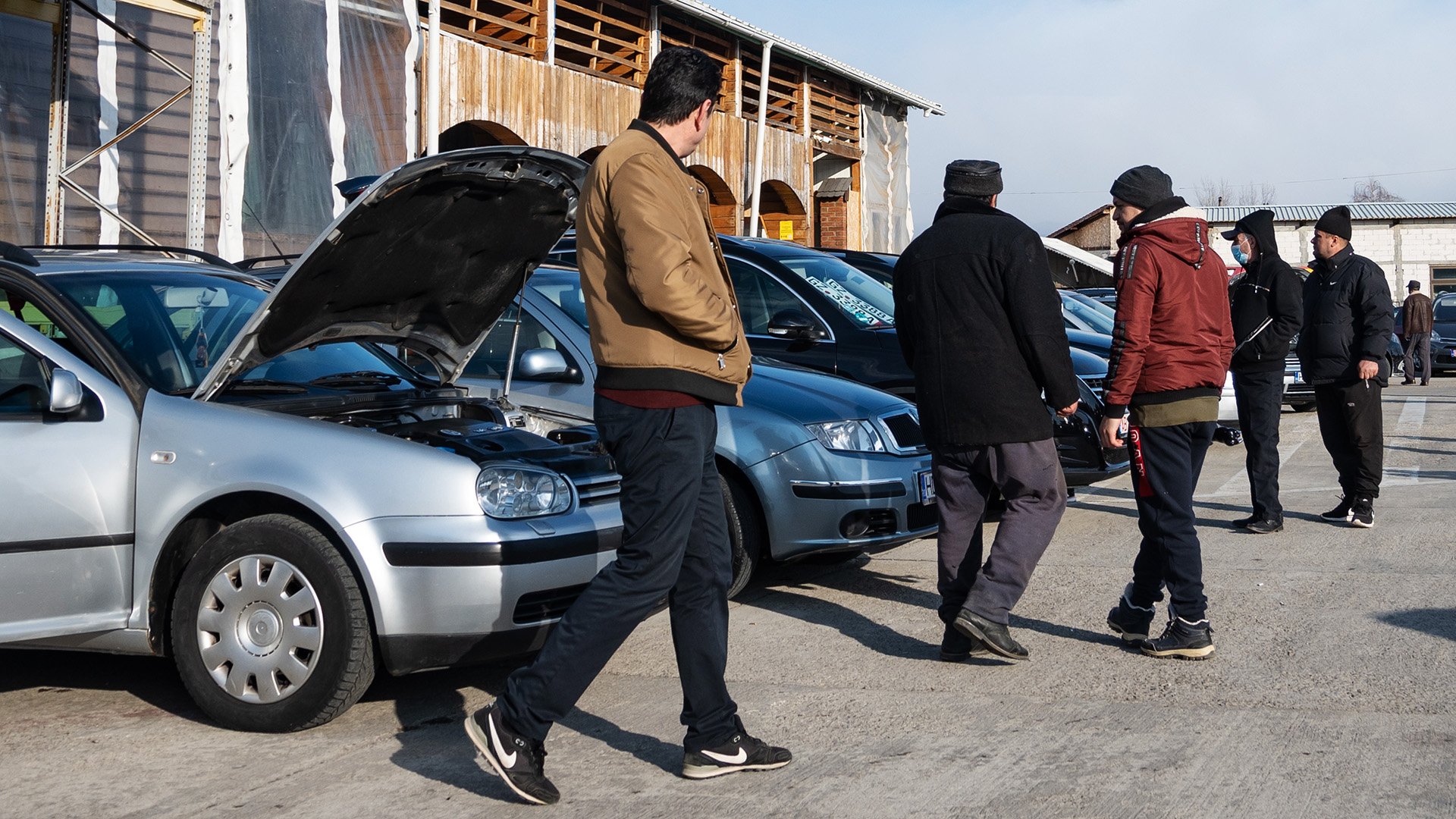 Spekulanter kollar på begagnade bilar