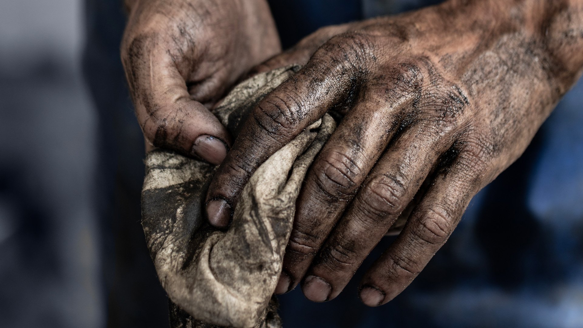 Smutsiga händer på bilmekaniker