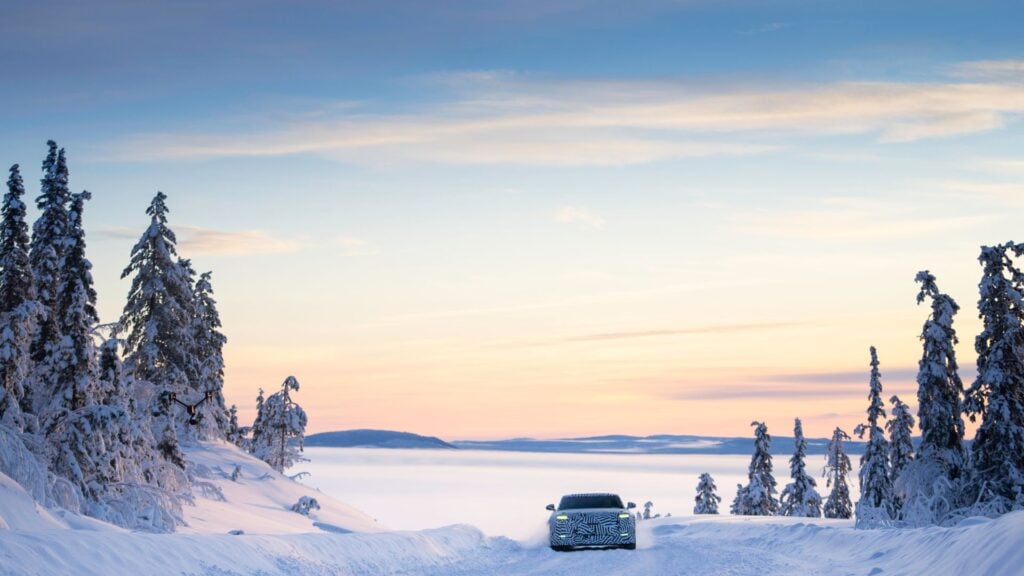 Jaguars nya el-GT under vintertester på snötäckt väg i Arjeplog