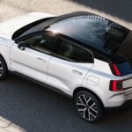 Vit Volvo EX30 snett bakifrån ovanifrån