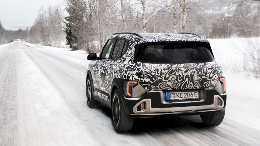 Kia EV2-prototyp med tyska skyltar på norsk vinterväg.