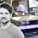 Deloren DMC12 med John Sempill inklippt framför.