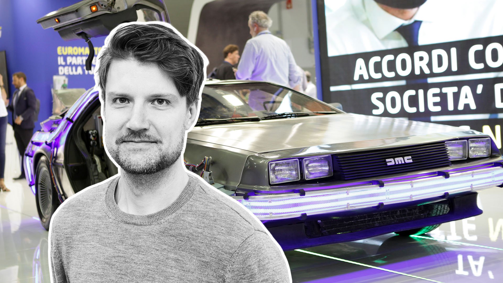 Deloren DMC12 med John Sempill inklippt framför.