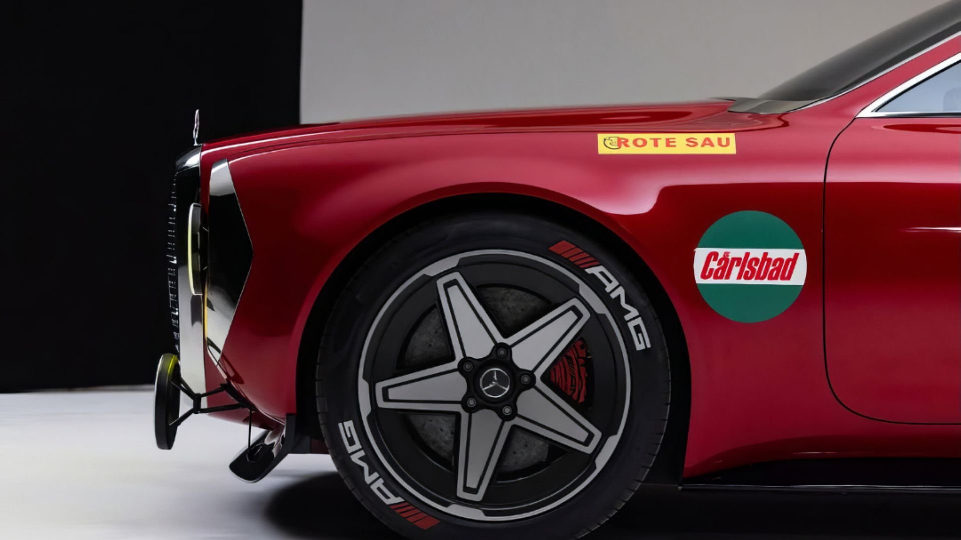 Sida av modern Mercedes AMG Red Pig-koncept med femekrade AMG-fälgar och racinginspirerad kaross