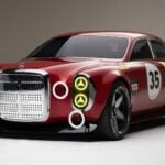 Modern tolkning av Mercedes 300 SEL 6.8 AMG Red Pig i röd lack med bred kaross och klassiska tävlingsdetaljer