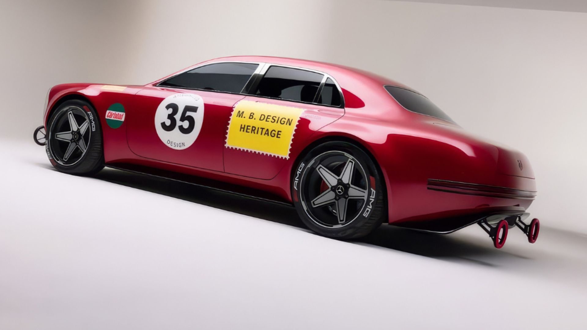 Bakparti på modern Mercedes AMG Red Pig-designstudie med bred kaross och låg tävlingsinspirerad hållning