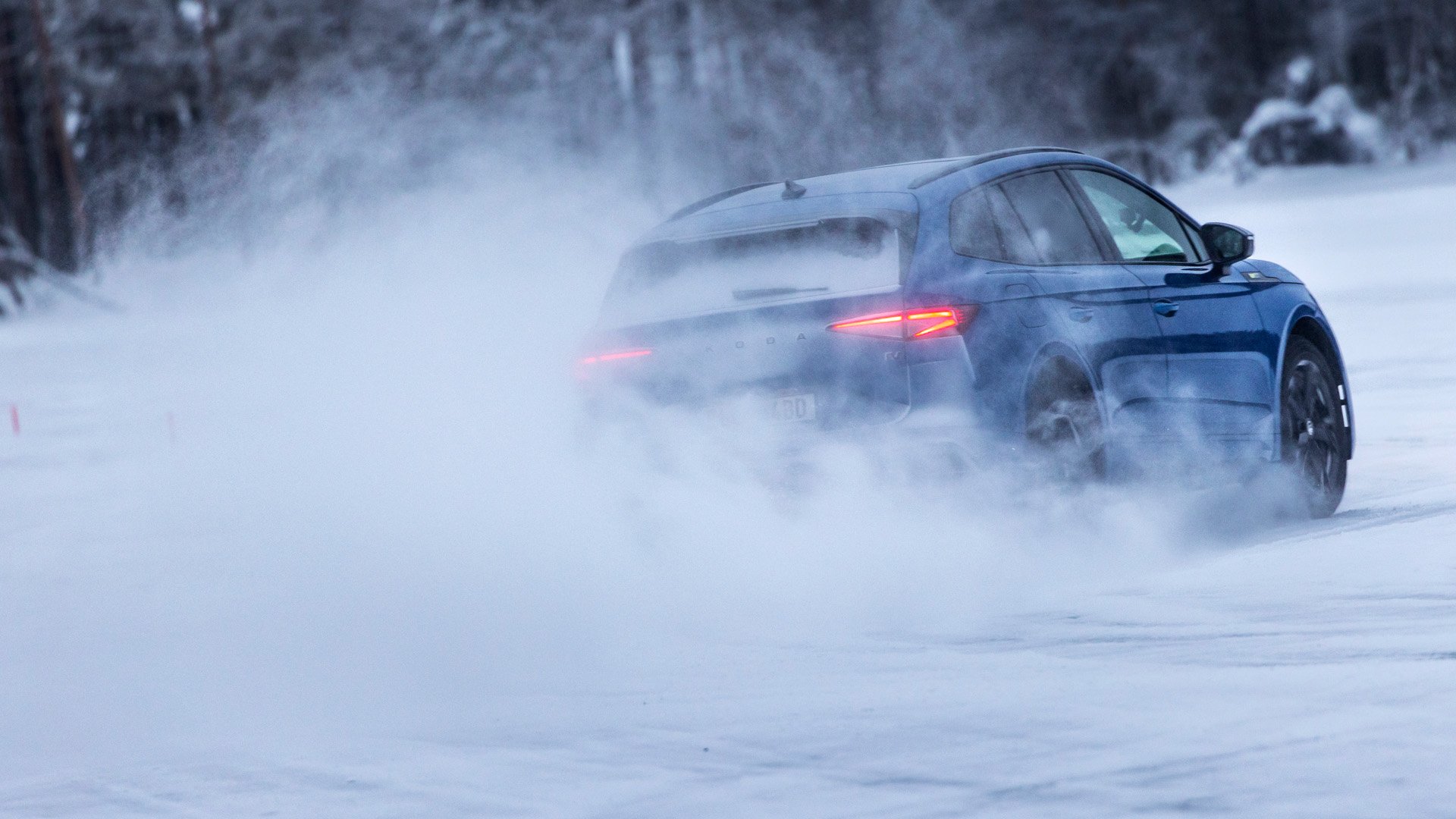 Blå skoda enyaq sladdar på sjöis