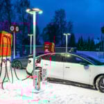 Volkswagen Id.7 och Hyundai Ioniq 6 på laddstation.