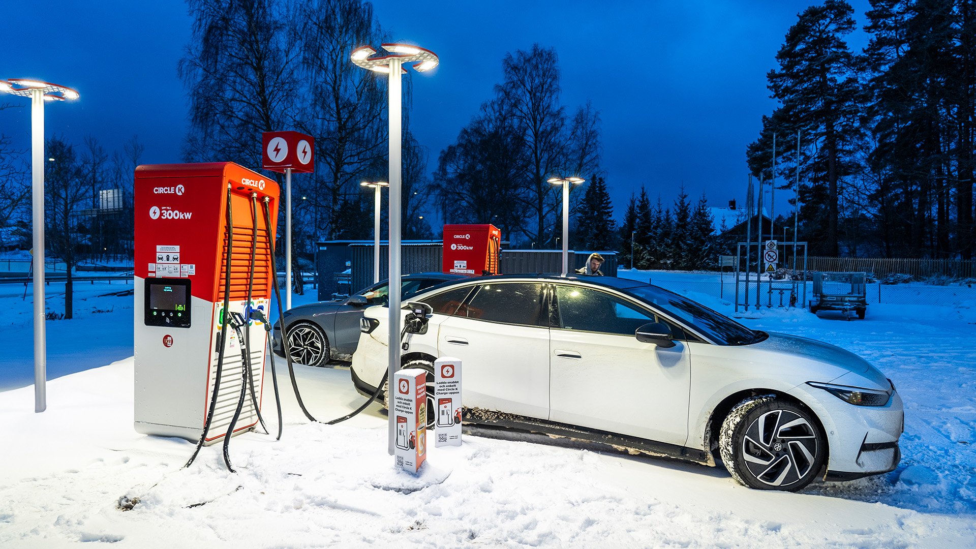 Volkswagen Id.7 och Hyundai Ioniq 6 på laddstation.