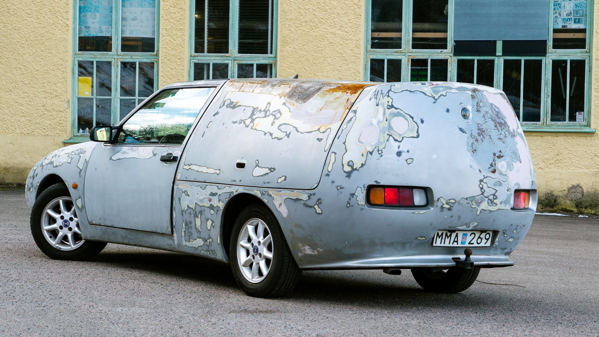 Saaben snett bakifrån