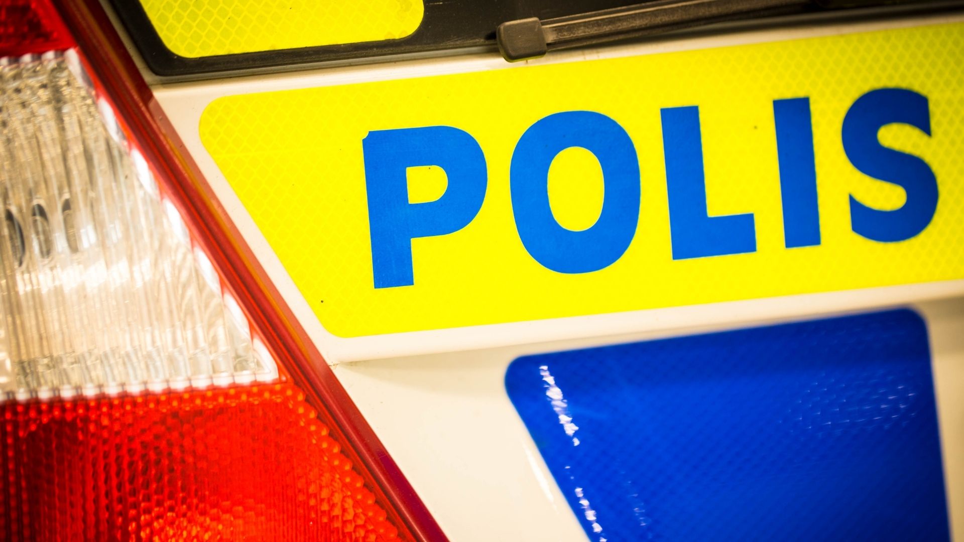 Polisbil vid hastighetskontroll på svensk väg