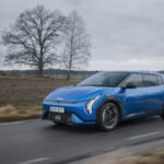 Kia EV4 framifrån på väg