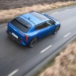 Kia EV4 på väg bakifrån