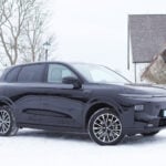 Svart Leapmotor B10 snett framifrån framför kyrka.