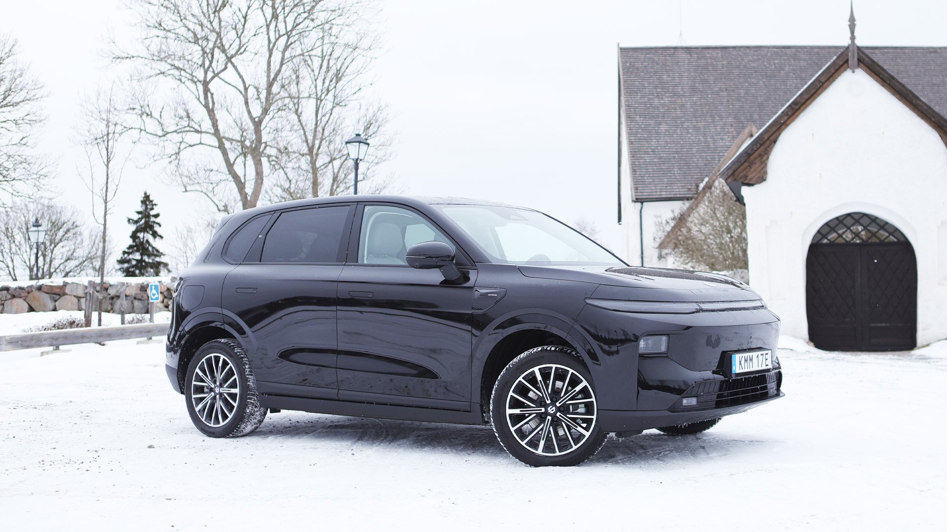 Svart Leapmotor B10 snett framifrån framför kyrka.