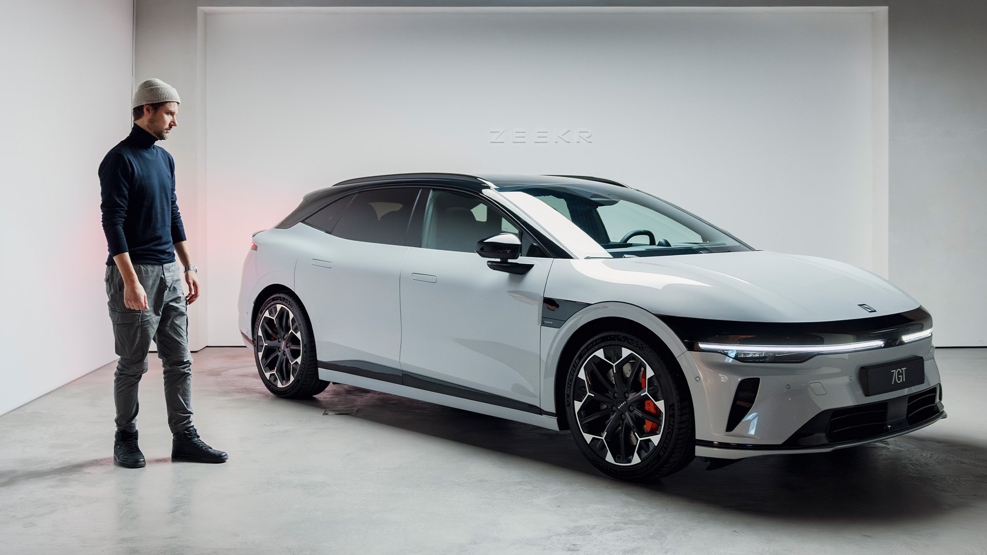 John Sempill kollar på Zeekr 7GT.