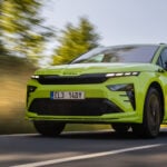 Grön Skoda Enyaq RS snett framifrån på landsväg.