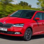 Röd Skoda Fabia snett framifrån.