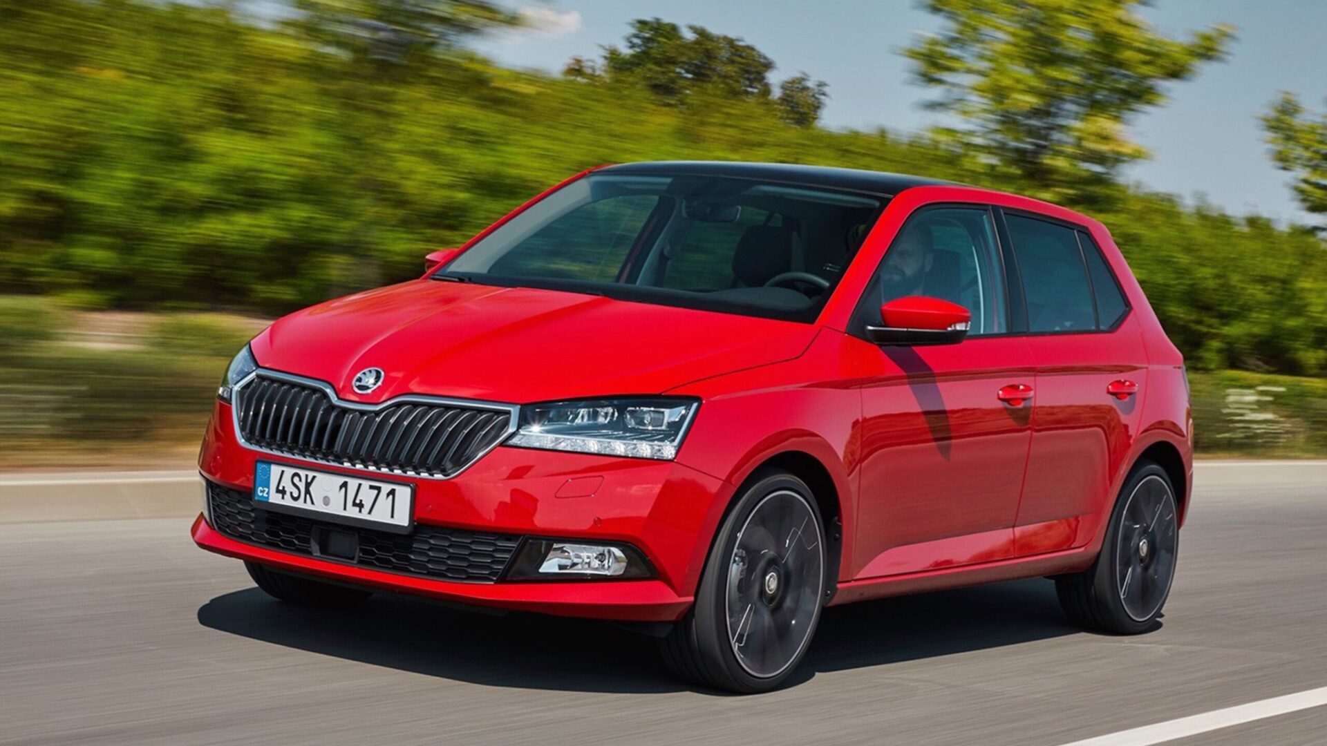 Röd Skoda Fabia snett framifrån.