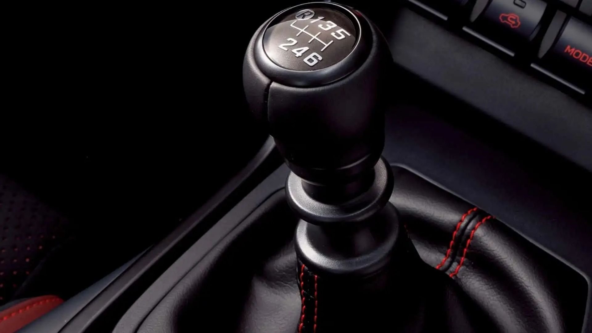 Manuell växellåda i Subaru – detaljbild på växelspak