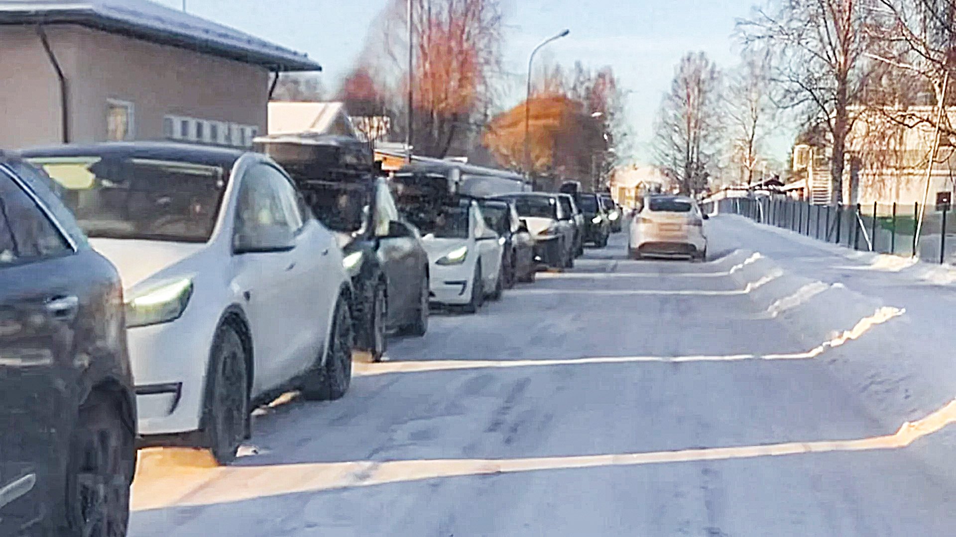 Kö av elbilar vid laddstationen i Malung