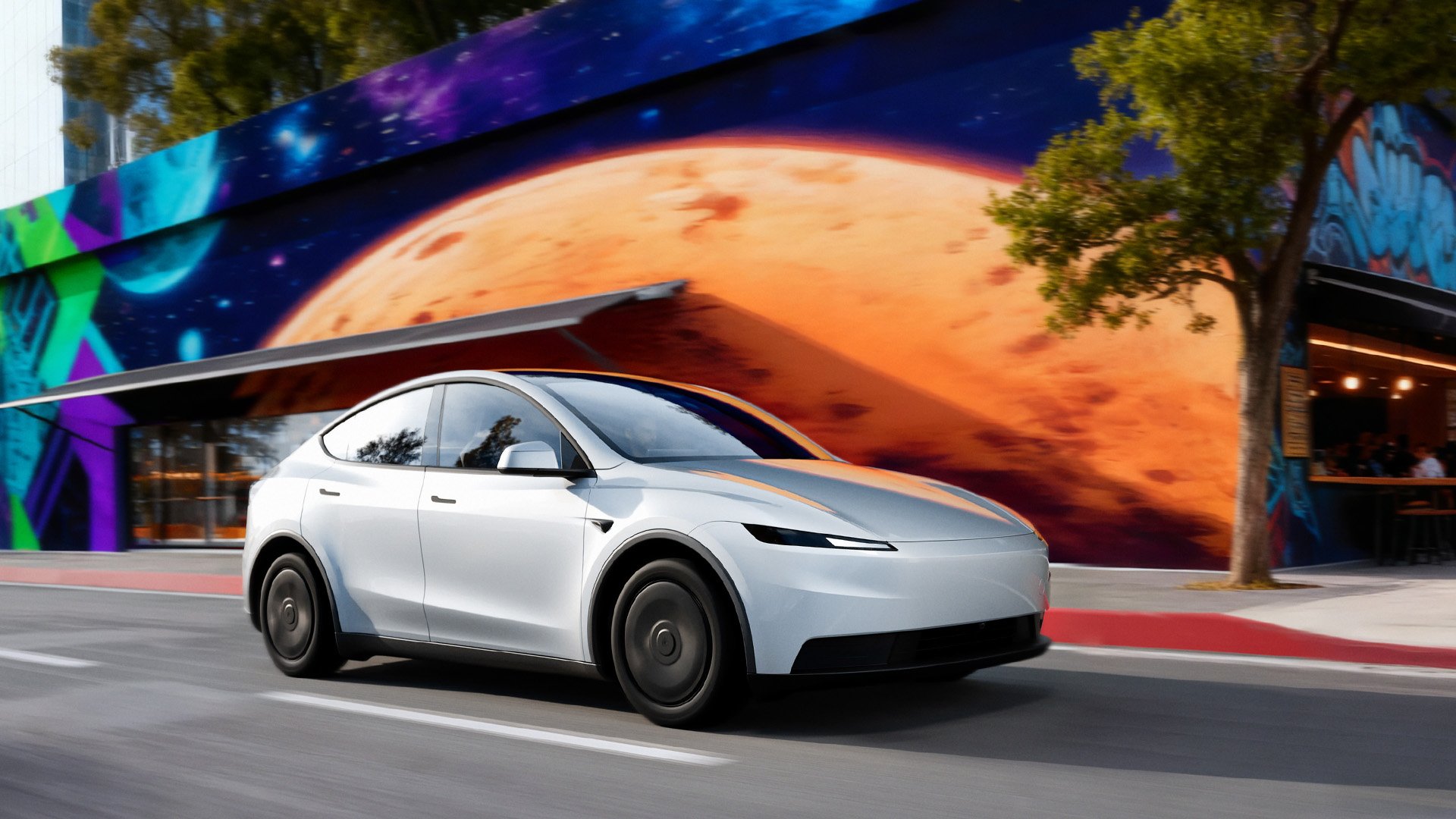 Vit Tesla Model Y RWD i urban miljö sedd snett framifrån.