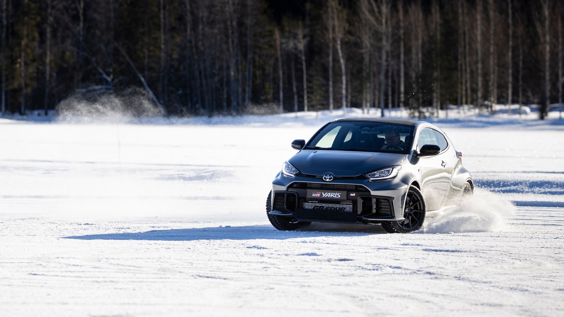 Toyota GR Yaris under vinterkörning på snö