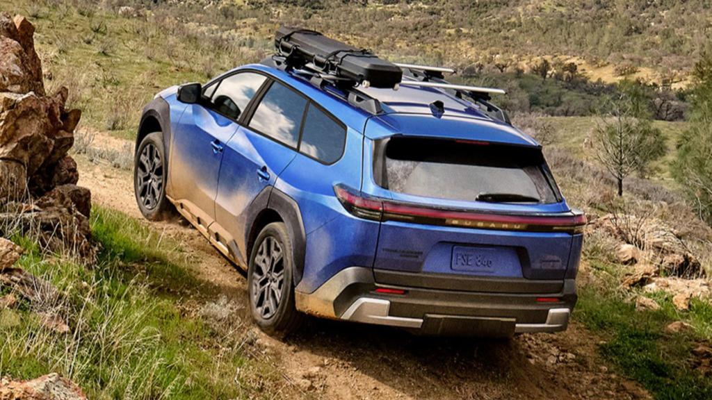 Subaru E-outback bakifrån i terräng