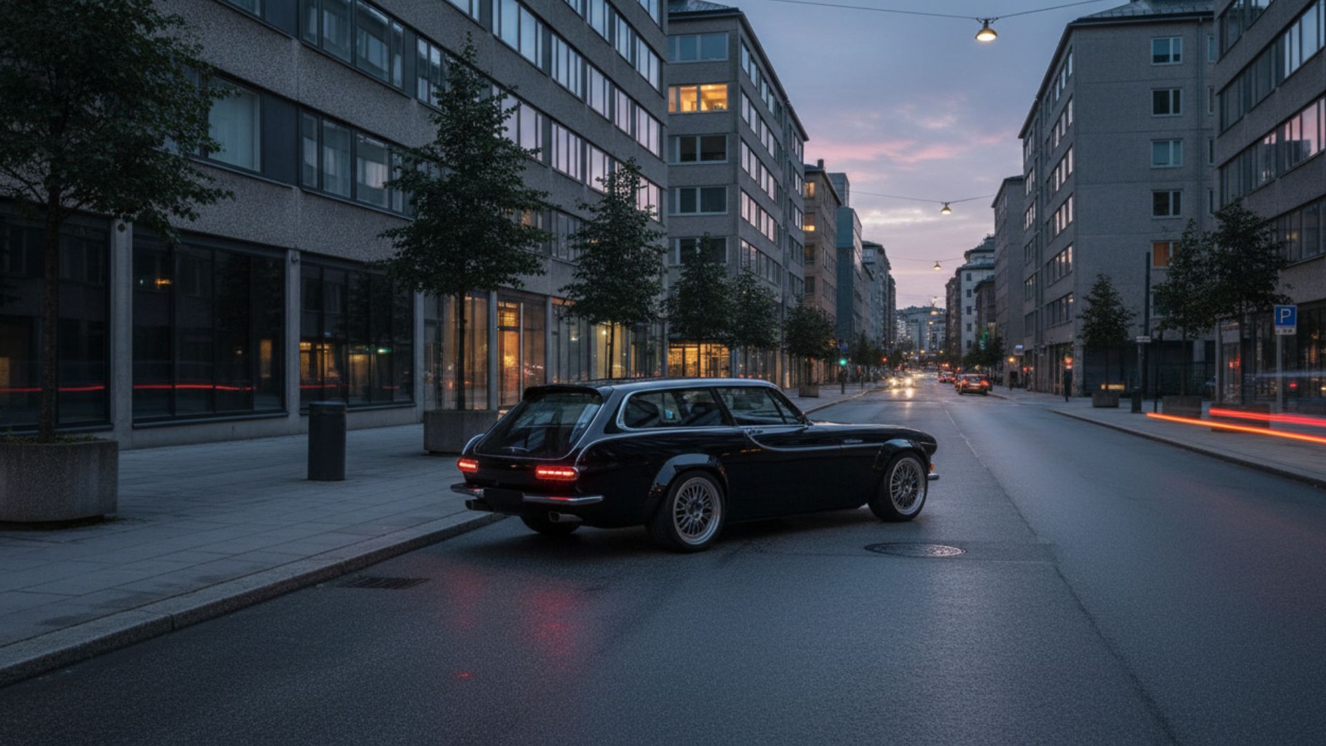 Volvo P1800 ES Norrsken restomod av Autoforma i svart med LED-baklyktor och ekerfälgar i skandinavisk stadsmiljö