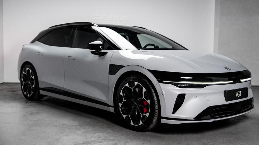 Helbild på Zeekr 7GT snett framifrån. 