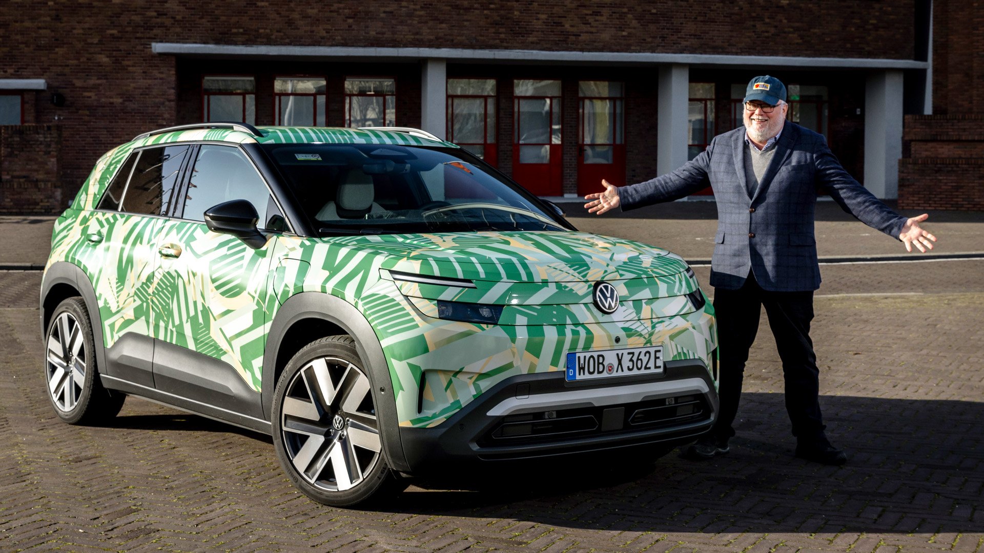 Reporter Magnus Fröderberg bredvid VW ID. Cross framför Olympiastadion i Amsterdam.