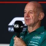 Adrian Newey, stallchef för Aston Martin, talar i mikrofon under FIA-presskonferensen vid Australiens GP 2026
