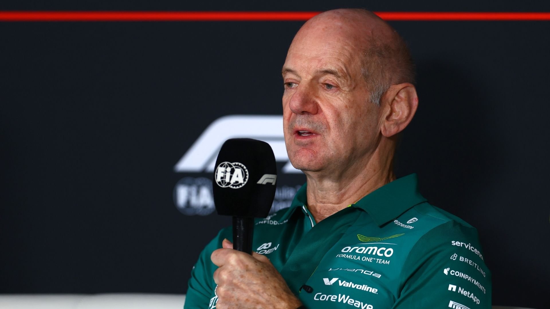 Adrian Newey, stallchef för Aston Martin, talar i mikrofon under FIA-presskonferensen vid Australiens GP 2026
