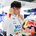 Arvid Lindblad i Racing Bulls garage iförd teamets overall med Visa, Cash App och Red Bull-logotyper