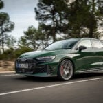 Mörkgrön Audi RS 3 på landsväg.